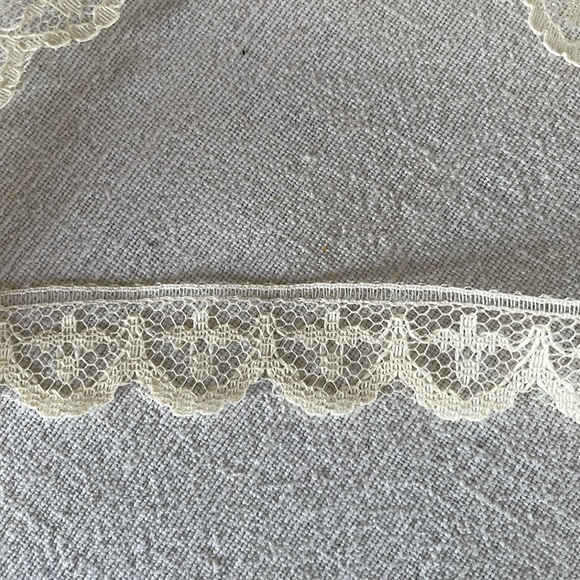 5 yards lace trim, beige, scalloped, approx .5" wide - Picture 2 of 3
